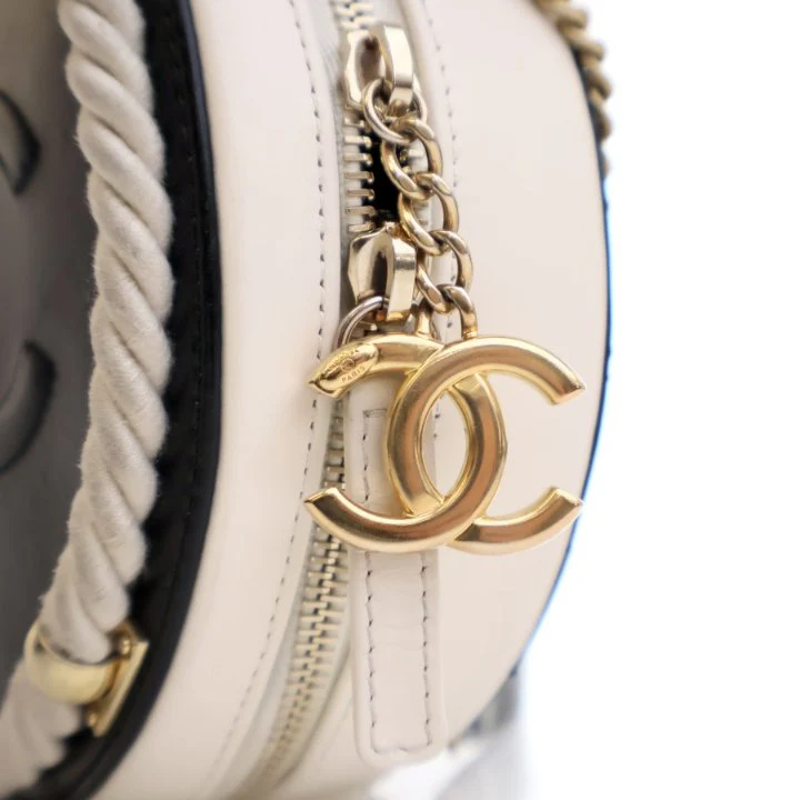 Chanel Small Crumpled Calfskin En Vogue Round Bag - Image 4