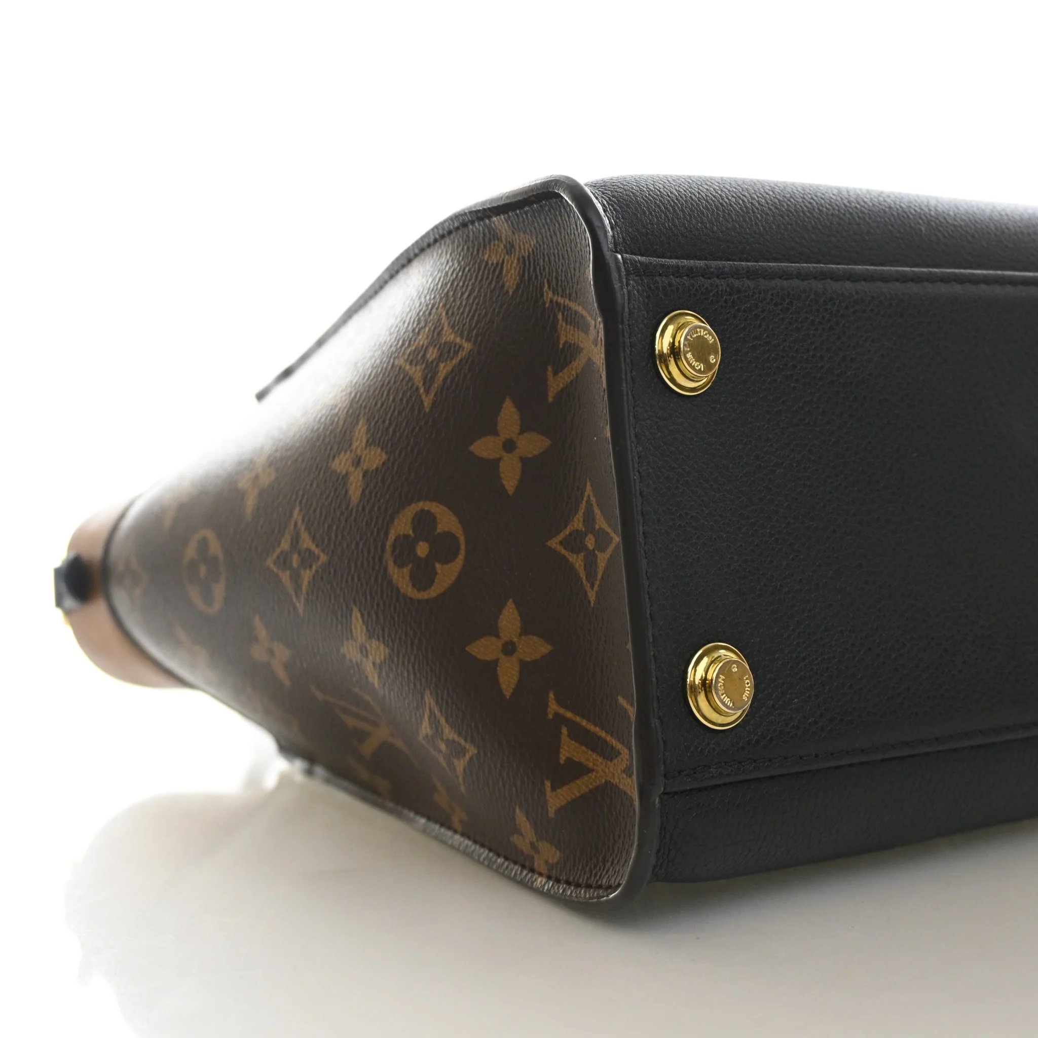 Louis Vuitton Calfskin On My Side MM - Image 6